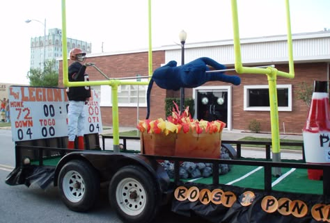 Football Float Ideas, Homecoming Parade Float Ideas, Hoco Float Ideas, Hoco Floats, Parade Float Diy, Homecoming Gifts, Parade Float Theme, Homecoming Float Ideas, Parade Float Supplies