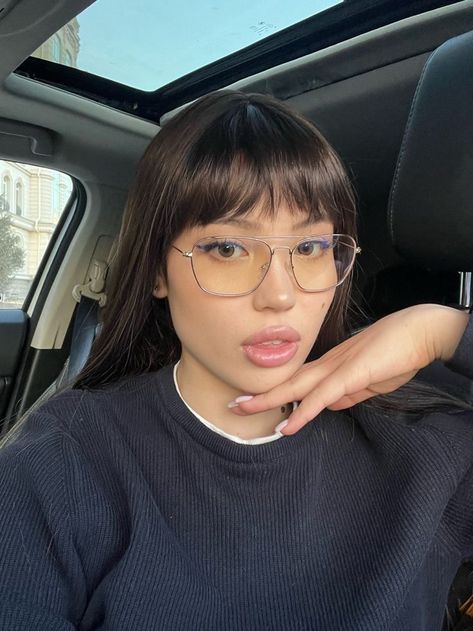 Eyeglasses Outfit, Outfits With Glasses, Women In Glasses, Trendy Glasses Frames, Big Glasses Frames, Glasses For Oval Faces, Bangs And Glasses, Glasses Inspo, People With Glasses