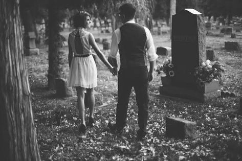 Graveyard Wedding, Wedding Daisy, Halloween Engagement, Cemetery Photography, Cemeteries Photography, Engagement Shots, Dark Wedding, Halloween Photoshoot, Wedding Engagement Photos