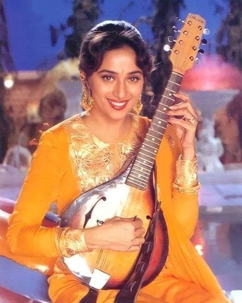 Hum Aapke Hain Koun, 90s Bollywood Actress, 90s Bollywood Fashion, Bollywood Pictures, Retro Bollywood, 90s Bollywood, Bollywood Outfits, Bollywood Music, Vintage Bollywood