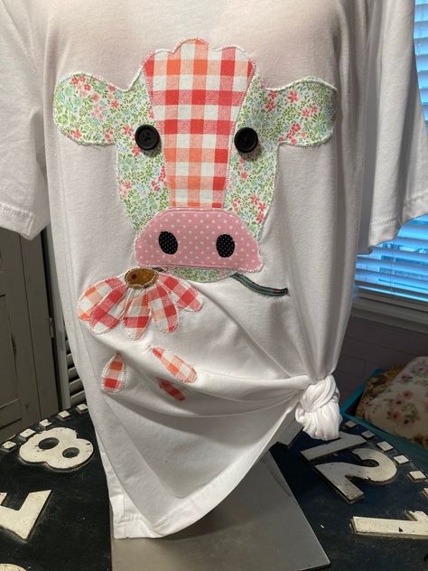 Fabric Ideas Projects, Applique Work Ideas, Quilt Sweatshirt, Flannel Quilt Patterns, Cow Shirts, Sew Shirt, Cow Applique, Cow Stuff, Sweatshirt Makeover