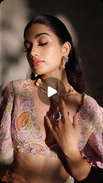 SHABURIS SILVER JEWELRY on Instagram: "“Ramyam - Contemporary bride”
Shaburis presents you the bridal collections which is minimal yet classic for the brides whom want to deck them up with unique collections from top to toe. 
The modern bride exudes grace in her pastel saree, a stunning choice that reflects both tradition and contemporary elegance. The soft hues create a dreamy aesthetic. 
The jewellery designed by our creative director Ms. Ramya by taking peacock as inspiration. The neck piece was made with the design of peacock feather. Getting this story together. Ms. Ramya designed the neck piece with diamonds and emeralds. The diamonds shines and compliments with the emeralds. 
We are happy to present the collection Ramyam 
.
Jewelry : @shaburis 
Outfit collaboration: @anupellakuru @a Luxury Bridal Necklace With Peacock Design, Silver Peacock Design Bridal Necklace, Traditional Diamond Necklace With Peacock Design, Nakshi Peacock Necklace, Luxury Peacock Design Necklace, Contemporary Bride, Diamond Necklace Designs, Neck Piece, Peacock Feather