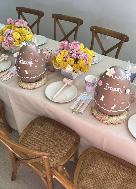 The Kardashian-Jenner Family Celebrates Easter Sunday with Giant, Personalized Chocolate Eggs! Easter Bunny Activities, Easter Dinner Party, Easter Nail Art Designs, Egg Party, Gumball Machines, Birthday Aesthetic, Giant Chocolate, Easter Event, Easter Nail Art