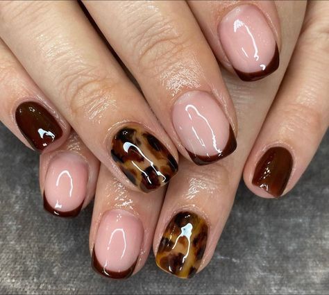 Gel nail design Gel Nails Autumn Ideas, Nail Biab Design, Fall Structured Gel Nails, Gel Nail Polish Short Nails, Short Acrylic Nails November, Biab Nails Inspiration Winter, November Nails Short Square, Builder Nail Designs, Short Builder Gel Nails Design