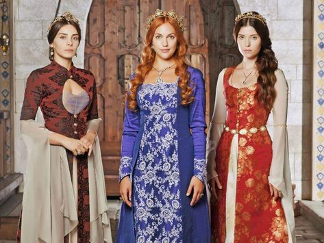 Mahidevran Sultan, Reign Fashion, Elven Dress, Reign Dresses, Latest Maxi Dresses, Turkish Celebrities, Turkish Dress, Dress History, Festival Skirts