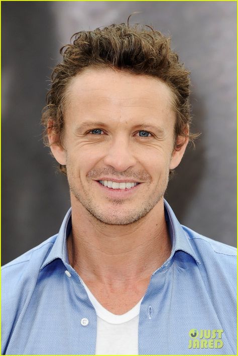 David Lyons as Sebastian "Bass" Monroe in Revolution Australian Station, Tristan King, Revolution Tv Show, Stephanie Plum, David Lyons, Billy Burke, Tracy Spiridakos, Janet Evanovich, Amazing Eyes