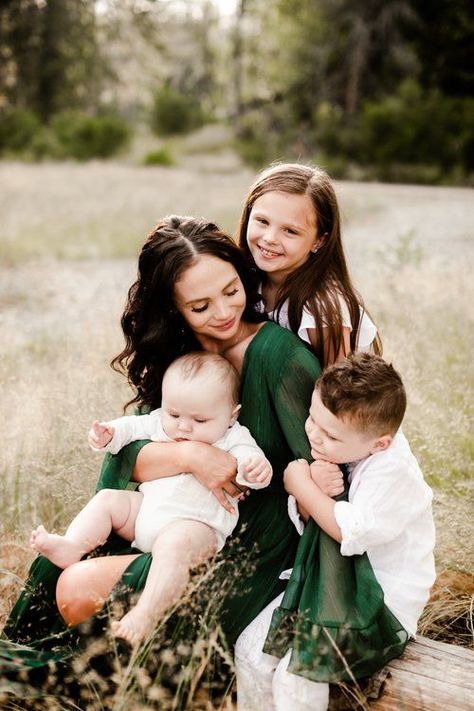 Mom And Triplets Photography, Single Mother Family Photo Ideas, Mother And 3 Kids Photoshoot, Auntie And Me Photoshoot, Mommy And Me Photo Shoot Multiple Children, Mommy And Me Photo Shoot 3 Children, Family Photos With Three Children, Mother Children Photoshoot, Mom And Children Photoshoot