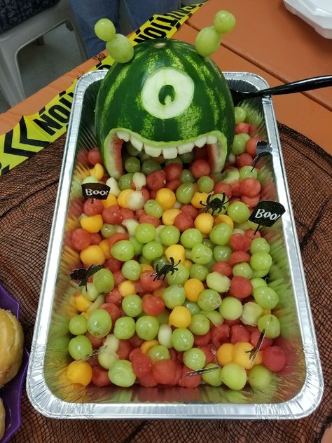 Watermelon Alien Fruit Salad Fruit Salad For Halloween Party, Halloween Watermelon Ideas, Space Themed Fruit, Alien Food Ideas Parties, Alien Party Food Ideas, Alien Theme Party Food, Space Theme Snacks For Kids, Area 51 Birthday Party Ideas, Alien Food Ideas