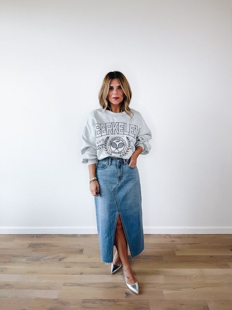 Styling Jeans And Sneakers, Silver Mules Outfit, Fashion Outfits With Sneakers, Jean Skirt With Sneakers, Outfits With Silver Shoes, All Denim Look, Simple Casual Outfits For Women, Maxi Skirt Sweater Outfit, Sling Back Flats Outfit