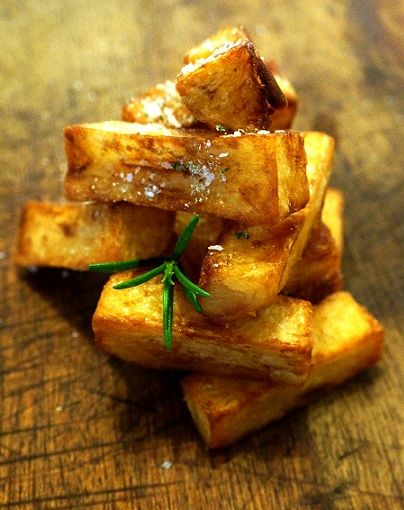 Twice cooked chips with Rosemary Salt. Twice cooked chips made with baking potatoes for extra fluffiness and a fragrant rosemary salt Recipes Microwave, Chunky Chips, Microwave Mug, Rosemary Salt, Recipes Bbq, Best Chips, Family Friendly Recipes, Recipes Family, Cooking At Home