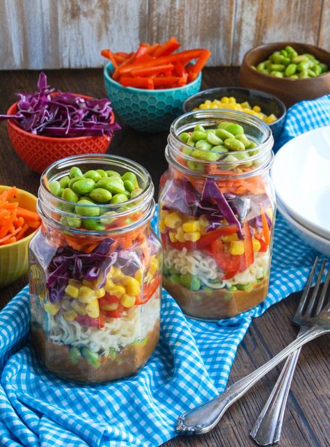 Asian Noodle Salad in a Jar with Spicy Peanut Dressing Vegan Peanut Sauce, Spicy Peanut Dressing, Picnic Salad, Mason Jar Lunch, Glass Noodle Salad, Spicy Peanut Noodles, Asian Noodle Salad, Salad Jar Recipe, Rice Noodle Salad