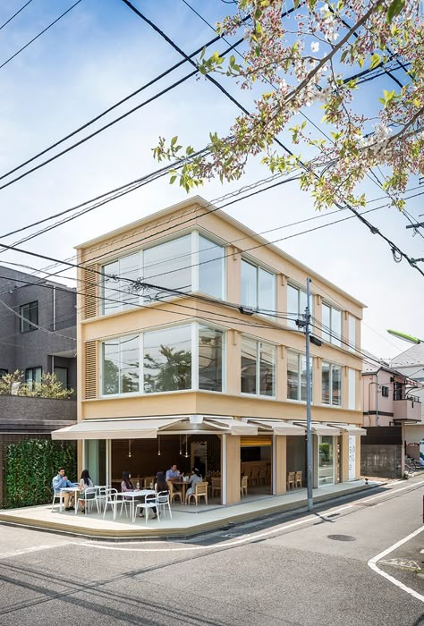 Tokyo House Exterior, Shops Designs Ideas, Cafe House Design, Small Apartment Building Exterior, Shigeru Ban Architecture, House With Shop, Shop House Design, Commercial Building Plans, House Tokyo