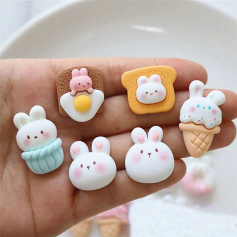 White Polymer Clay Ideas, Clay Art Kawaii, Polymer Clay Kawaii, Clay Keychain, Tanah Liat, Clay Diy Projects, Clay Crafts Air Dry, Cute Polymer Clay, Polymer Clay Miniatures