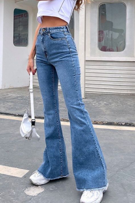 Bootcut / Flared Style Zip + Button Fastening 75% Cotton, 23% Polyester, 2% Elastane Machine Wash Fastening: Zipper Medium Flared Outfit With Flare Jeans, Flair Jeans Outfit, Outfits With Flares, Flare Jean Outfit, Simple Brunch, Outfit Brunch, Preppy Punk, Jeans Online Store, Flare Jeans Outfit