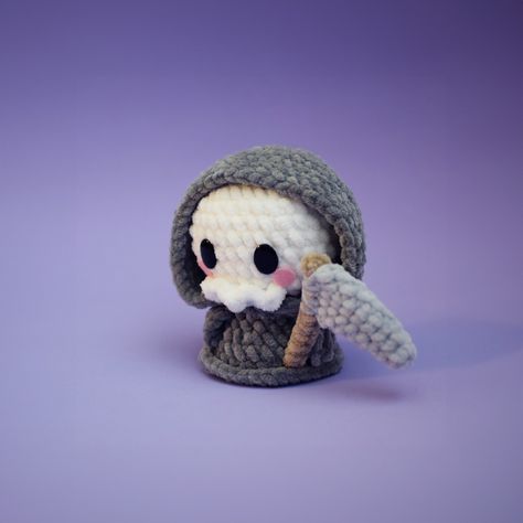 He is finally here guys! 💀 This tiny guardian of souls is ready to come to life, and I can't wait for you to help me bring him to the world! 🥰 If you love spooky season and want to be part of this project, here's your chance! Looking for 10 testers to help with this little Reaper! 💀✨ Requirements: 🖤 Complete the pattern by the due date and be able to give feedback :) (Due date will be September 2) 🖤 🖤 Have a public crochet account and be able to read written crochet patterns 🥰 To apply: 🖤... Goth Crochet Amigurumi, Creepy Crochet Plushies, Crochet Grim Reaper Pattern Free, Grim Reaper Crochet Pattern Free, Undertale Crochet Pattern, Spooky Season Crochet, Spooky Crochet Ideas, Halloween Crochet Free Patterns, Spooky Crochet Pattern