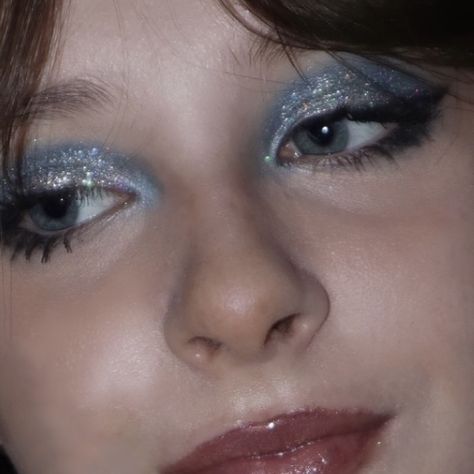 Glam 70s Makeup, 70s Prom Aesthetic, Disco Make Up Glitter, Glitter Disco Makeup, 80s Club Makeup, 70s Glitter Makeup, Moon Aesthetic Makeup, Indie Rock Makeup, 70s Prom Makeup