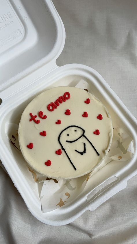 Valentines Mini Cakes Simple, Bento Cake Design Valentines, Minicake Ideas Birthday, Flork Cake Ideas, Valentine Bento Cake Designs, Mini Cakes San Valentin, Valentine Cake Designs Simple, Tiny Cakes Ideas, Bento Cake Ideas