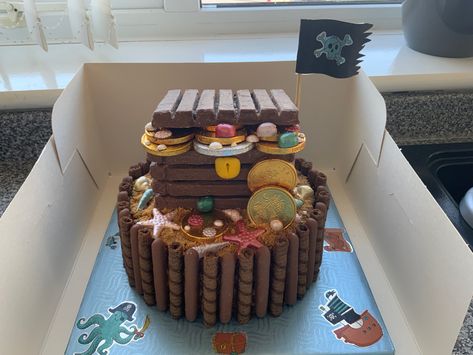 Pirates Treasure Chest, Treasure Chest Cake, Crocodile Eating, Batman Birthday Cakes, Pirates Treasure, Chocolate Biscuit Cake, Birthday Party At Home, Pirate Cake, Cake Kit