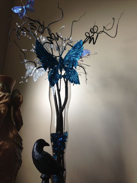 Corpse Bride theme wedding centerpiece! Corpse Bride Decor Ideas, Corpse Bride Centerpiece, Corpse Bride Wedding Aesthetic, Coraline Centerpieces, Corpse Bride Flowers, Tim Burton Wedding Theme, Corpse Bride Wedding Theme, Corpse Bride Theme, Bride Corpse