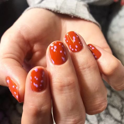 Nail Design Half And Half, Simple Modern Nail Art, Simple Two Color Nails, Subtle Fun Nails, Simple Graphic Nails, Creative Manicure Ideas, Diy Nail Polish Designs Easy, Nail Art Shellac Design, Hand Painted Nail Art Simple