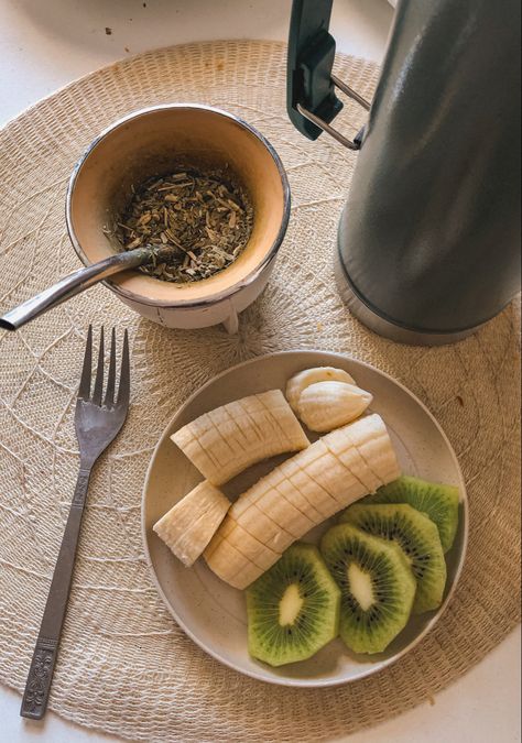 Es un desayuno saludable con frutas: banana 🍌 y kiwi 🥝 Desayuno Aesthetic, Mate Aesthetic, Kiwi Breakfast, Desayunos Aesthetic, Kiwi And Banana, Food Picks, Food Places, Fruit And Veg, Cafe Food