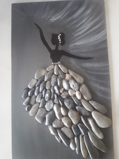 Stone Canvas Art, Rock Art For Garden, Stone Art Diy, Vintage Wine Glass, Stone Pictures Pebble Art, Art Coquillage, Pebble Art Family, Stone Art Painting, Deco Nature