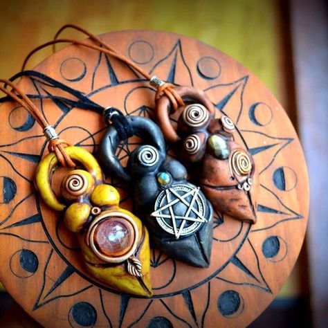 Witchy Polymer Clay, Witchy Clay Crafts, Clay Amulet, Goddess Crafts, Diy Polymer Clay, Wiccan Crafts, Pagan Crafts, Pagan Art, Witchy Crafts