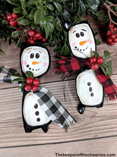 Eyeglass Ornaments, Snowman Sunglasses, Snowman Glasses, Snowmen Faces, Funny Christmas Ornaments, Handcrafted Ornaments, Personalised Christmas Decorations, Christmas Crafts To Make, Snowman Crafts