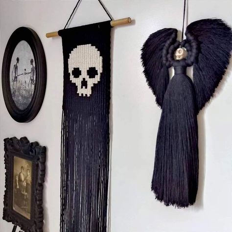 Halloween Macrame, Goth Crafts, Macrame Things, Skull Home Decor, Macrame Crafts, Makramee Diy, Skull Gifts, Crochet Wall Hangings, Goth Home Decor