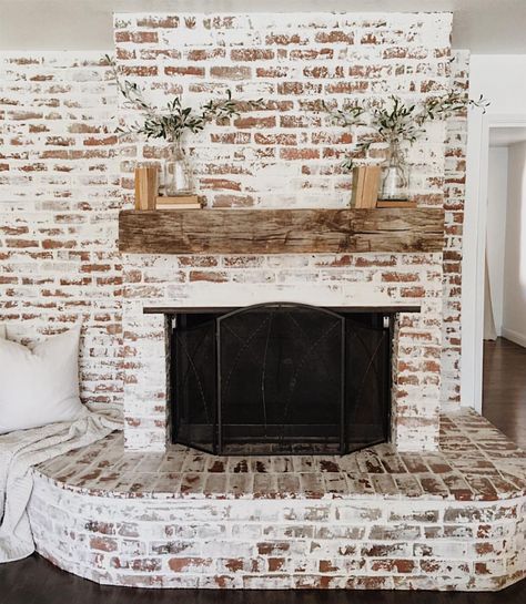 1,953 Likes, 116 Comments - Nelly Friedel (@nellyfriedel) on Instagram: “I'm loving the simplicity of this fireplace. Ugh...I just can't get enough of this space friends. I…” Farmhouse Fireplace Ideas, Rustic Farmhouse Fireplace, A Brick Wall, Farmhouse Fireplace, Decor Ikea, Living Room Design Decor, Fireplace Makeover, Flipping Houses, Living Room Remodel