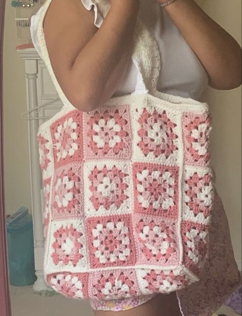 Cool Crochet Squares, Pink Granny Square Bag, Crochet Squares Bag, Crochet Tote Bag Ideas, Crochet Projects Bag, Things To Make With Granny Squares, Crochet Tote Bag Granny Squares, Crocheted Tote Bags, Granny Square Tote Bag Pattern