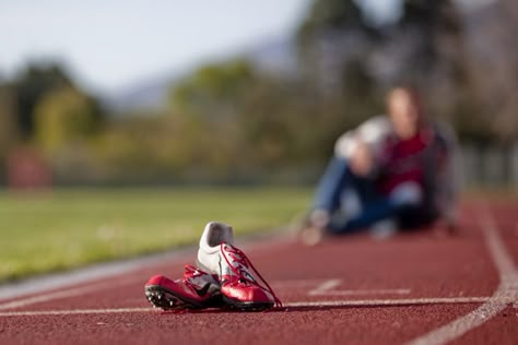 Track Senior Pictures, Senior Photos Boys, Track Pictures, Senior Boy Poses, Male Senior Pictures, Senior Pictures Sports, Senior Portrait Poses, Country Senior Pictures, Running Track