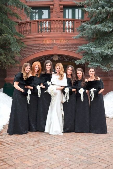 6 hand muffs ideas for a winter wedding - Wedding fashion - Forum Weddingwire.ca Dresses With Fur Shawl, Dresses With Fur, Winter Wedding Bridesmaids, Hand Muffs, Winter Wedding Planning, Bridal Fur, Wedding Fur, Black Bridesmaid, Bridesmaid Attire