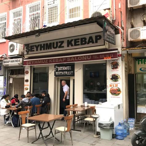 8 Budget Restaurants and 10 Best Cheap Eats in Istanbul Istanbul Restaurants, Turkish Pizza, Best Fast Food, Fish Sandwich, Filling Food, Dessert Shop, Cheap Eats, Eat Local, Turkish Recipes