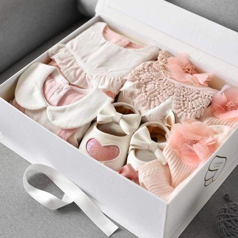 Newborn Gift Basket, Newborn Gift Boxes, Newborn Baby Girl Gifts, Baby Shower Gift Box, Girl Gift Baskets, Shoes And Socks, Baby Shower Gift Basket, Baby Diaper Cake, Collar Vest