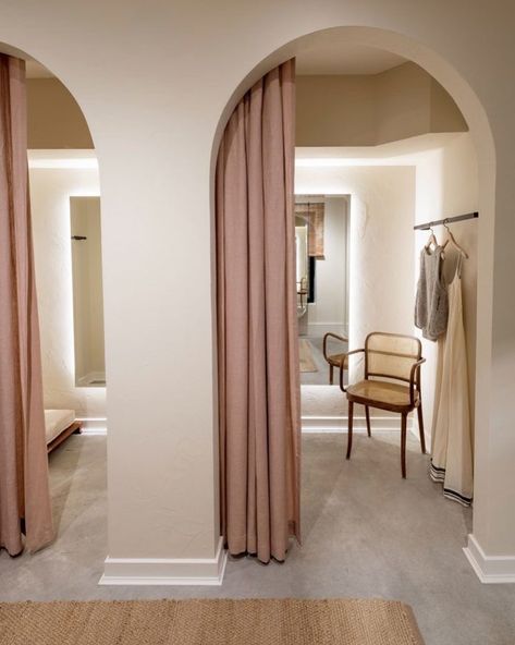 changing rooms that feels like home Arched Doorway, Rose Curtains, Clothing Store Interior, Clothing Store Design, Luxury Decoration, Store Design Boutique, Boutique Interior Design, Store Layout, Boutique Decor