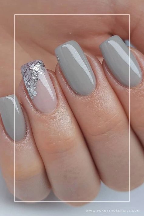 grey and silver winter nails Winter Silver Nails, Elegant Nails Gray, Grey Wedding Nails For Bride, Nails For Grey Dress, Gray Nail Designs Winter, Gray Nails With Design Ideas, Silver Foil Nail Designs, Winter Nails Wedding, Grey Or Silver Nails