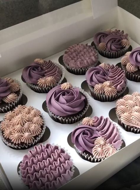 Lilac Buttercream, Lilac Cupcakes, Metdaan Cakes, Engagement Cupcakes, Purple Cupcakes, Cupcake Pictures, Purple Cakes, Cupcake Cake Designs, Diy Cupcakes