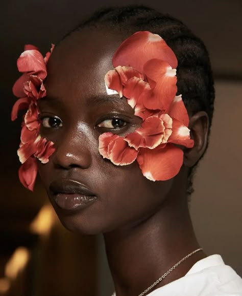 Editorial Make-up, Mascara Hacks, Eyeliner Designs, Flower Makeup, Fashion Week Spring 2020, Make Up Looks, Beauty Photos, Editorial Makeup, Giambattista Valli