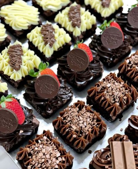 Chocolate Tarts Mini, Brownie Packaging, Cake Portions, Dessert Cups Recipes, Fruit Chip, Brownies Recipe Homemade, Mini Brownies, Best Sweets, Baking Business