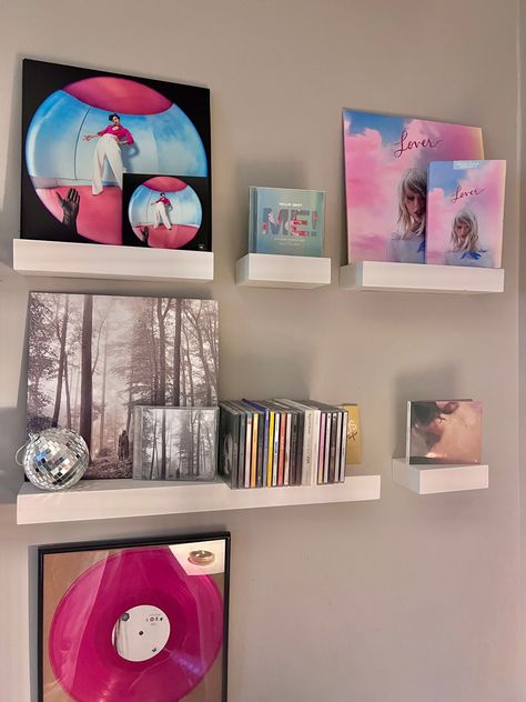 Vinyl Astethic, Vinyl Aesthetic Bedroom, Cute Taylor Swift Room Decor, Music Inspired Room Decor, Vinyl Record Organization Ideas, Room With Vinyl Records, Vinyl Room Decor Ideas, Room Decor Bedroom Music, Taylor Swift Living Room