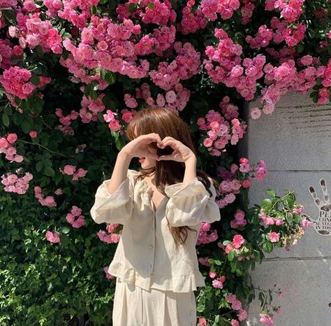 Poses For Garden Pictures, Aesthetic Garden Pics, Flower Garden Poses, Garden Girl Aesthetic, Garden Poses, Cafe Snap, Dduk, Garden Photoshoot, Debut Photoshoot