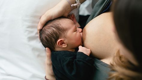 Here's what the sucking reflex in babies looks like, why it happens and how long it lasts. Mom Breastfeeding Baby, Mother Feeding Baby, Mother Baby Photography, Mother Feeding, Newborn Feeding, Feeding Baby, Baby Ready, Skin Photo, Nursing Mother