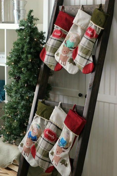 DIY Stocking Ladder Stocking Ladder, Diy Stocking Holder, Wooden Blanket Ladder, Diy Stocking, Quilt Ladder, Hanging Christmas Stockings, Old Ladder, Diy Stockings, Diy Blanket Ladder