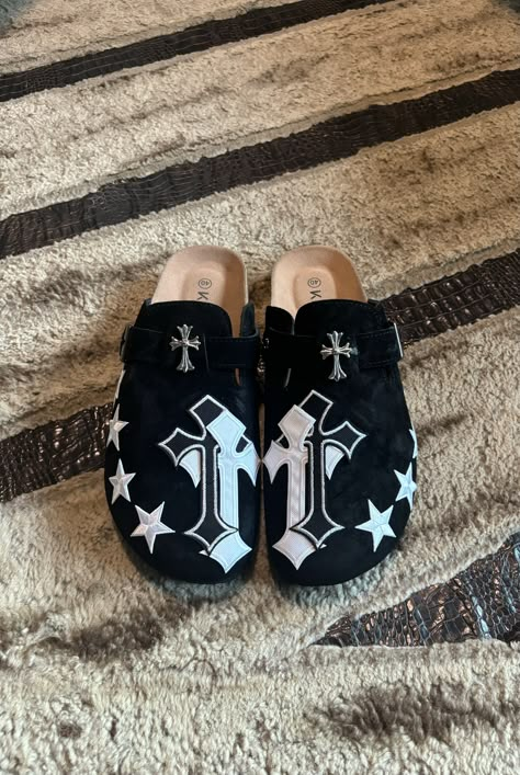 Check out our custome clogs comes in 2 differnt colors with 20 differnt desighns Custom Clogs Patches, Clogs With Patches, Diy Concert Shirt, Custom Sneakers Diy, Clogs Outfit, Crocs Fashion, Pretty Sneakers, Custom Shoes Diy, Jordan Shoes Girls