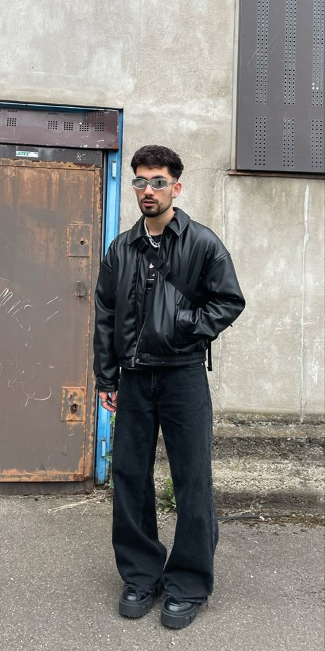 All Black Outfits Men Aesthetic, Streetstyle Aesthetic Outfits Men, Black Outfit For Men Aesthetic, Outfits Aesthetic Men Black, Black Street Style Men, Cool Fits Aesthetic Men, All Black Fits Men Aesthetic, Black Fits Men Aesthetic, Mens Outfit Inspo Winter