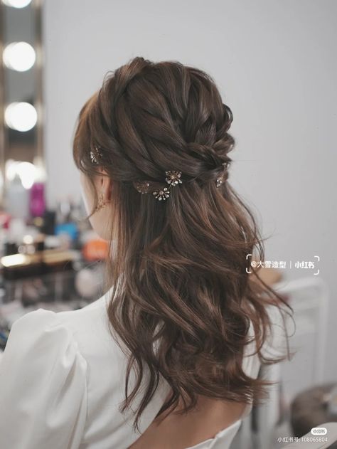 Half Hair Up Bride, Hairstyle For Prom Medium Length, Half Up Do Medium Hair, Prom Hairstyles Asian Hair, Hairstyle For Wedding Reception, Halfdo Hairstyles Weddings, Korean Hairstyle Wedding Bridal Hair, Asian Hair Wedding Styles, Korean Hairdo Wedding