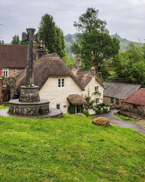 Lustleigh | Photographe : @wordyelaine sur Instagram via @we.love.england Old English Cottage Exterior, Old English Cottage, Puzzle Ideas, Country Living Uk, British Cottage, English Country Cottages, Cozy Cottages, Amazing Houses, Cottages And Bungalows