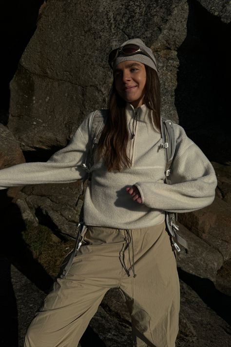 Tori Fleece 🤎 Hiking Fleece Outfit, Cool Hiking Outfit, Iceland Ootd, Mountain Fits, Cold Hiking Outfit, Winter Outdoor Outfits, Sporty Winter Outfits, Mountain Outfits, Mt Pinatubo