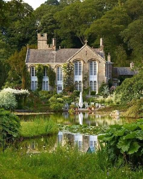 Blog Designs, Dream Life House, English Manor, Dream House Rooms, Aromatic Herbs, Country Houses, Vibrant Flowers, Design Exterior, Garden Designs